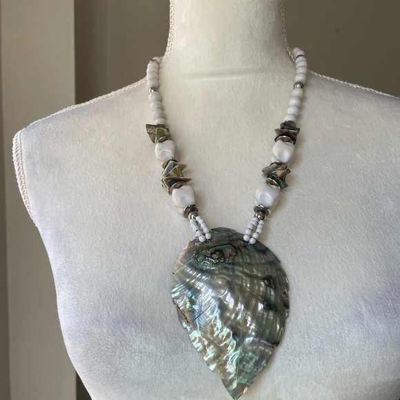 Large Shell Pendant Statement Necklace Boho Beach Vacation Minimalist Resort Wea - Picture 6 of 7